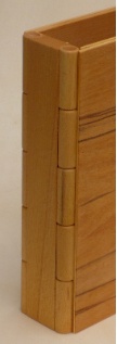 Das Holzbuch „Premium“ hat einen beweglichen Beschlag aus Holzröhrchen in Buche.